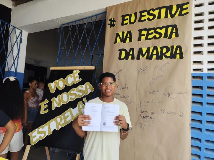 Estudantes apresentam exemplares do livro de poesias na I Festa Literária da Maria