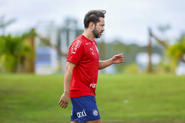 Everton Ribeiro, meio-campista do Bahia durante treino