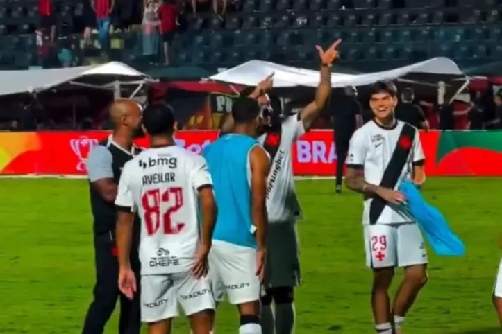 David Corrêa fazendo arminha no Barradão