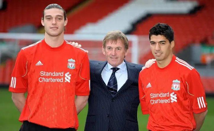 Andy Carroll foi anunciado no Liverpool junto com Luis Suárez