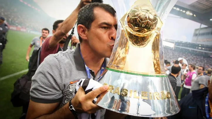 Fábio Carille comemorando o título do Campeonato Brasileiro