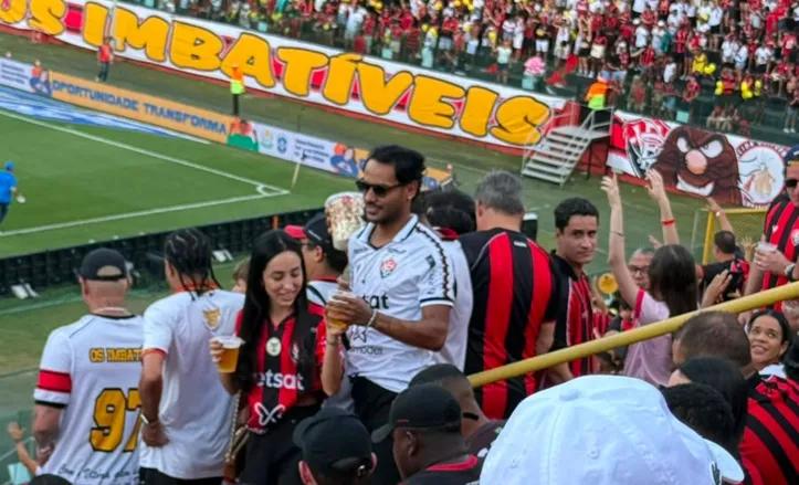 Mateus Gonçalves na arquibancada do Barradão