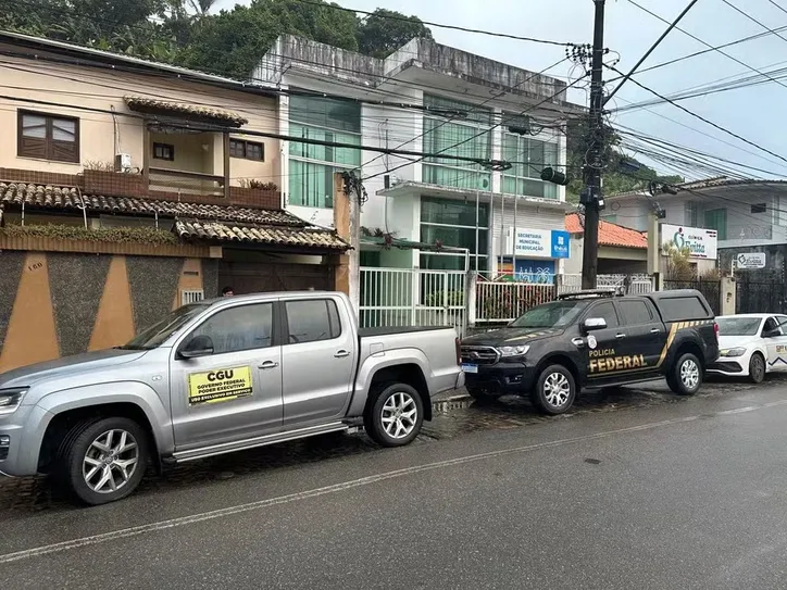 Viaturas da PF e da CGU em frente à Secretaria Municipal de Educação de Ilhéus