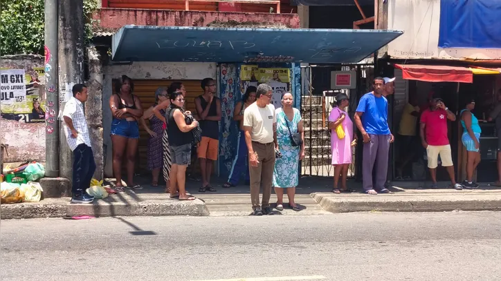 Pontos de ônibus ficaram lotados na manhã deste domingo de eleições
