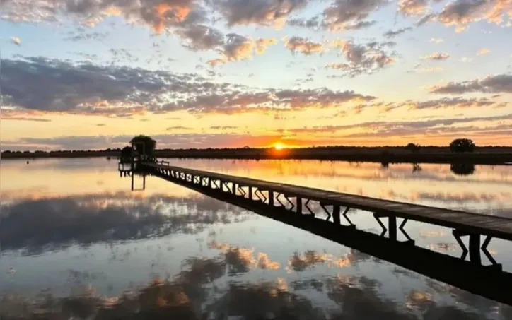 Imagem ilustrativa da imagem Fazenda de Leonardo avaliada em R$ 60 milhões tem lago artificial e pista de pouso