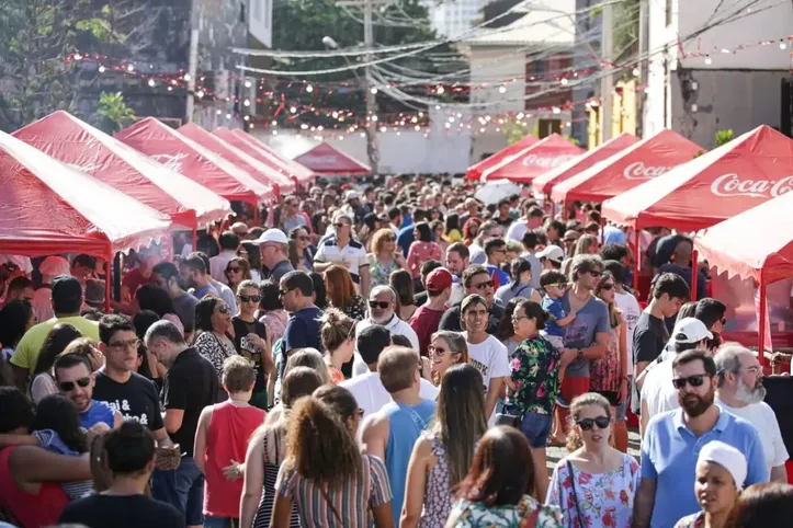 Público circula entre as barracas da Festa de San Gennaro no Rio Vermelho