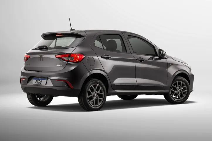 Imagem ilustrativa da imagem Fiat lança versão 2027 para Argo que vai conviver com modelo X