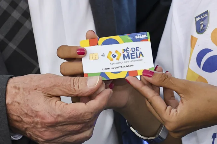 O presidente da República, Luiz Inácio Lula da Silva, participa da entrega de cartões do Programa Pé-de-Meia para alunos de todo o País