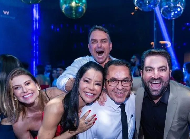 Flávio Bolsonaro e, à direita, Willer Tomaz, em uma foto encontrada pela PF no iCloud do advogado