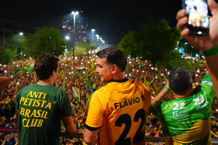 Flávio Bolsonaro se declarou presidente eleito após perder para Lula