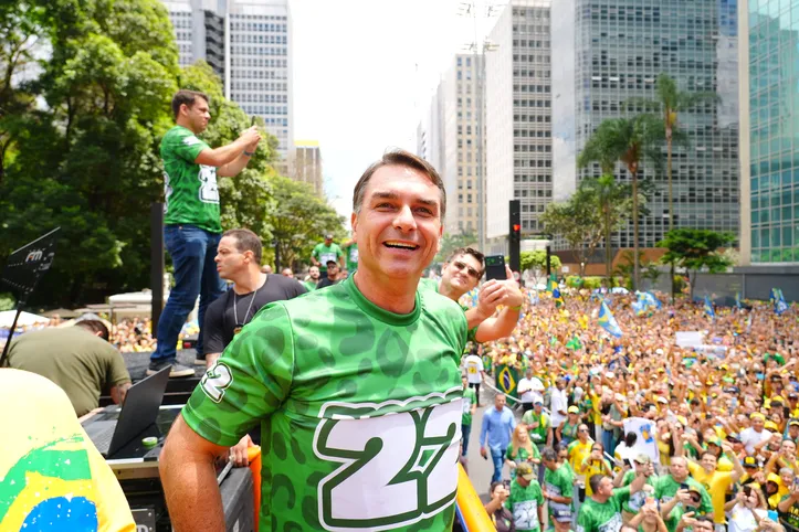 Flávio Bolsonaro se declarou presidente eleito após perder para Lula