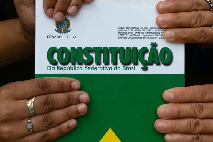 Presidenciável prometeu alterar a atual Carta Magna