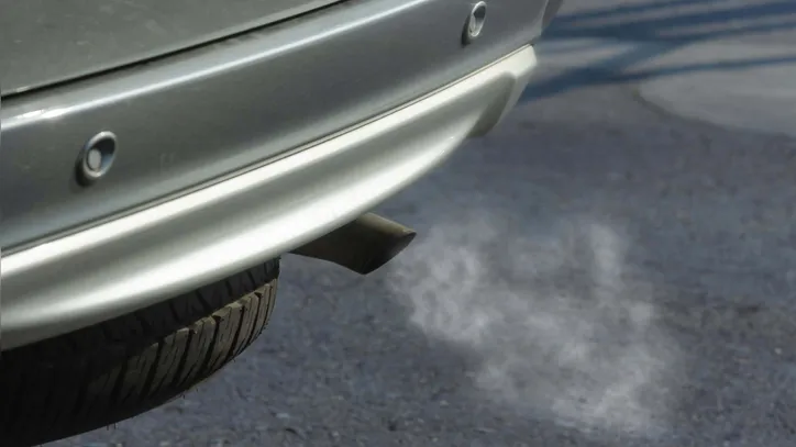 Fumaça branca saindo de carro