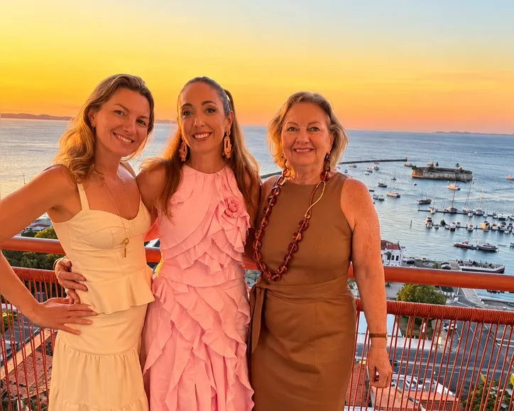 Luzia Novis reúne mais de 100 amigas na noite de celebração