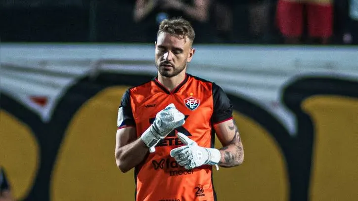 Gabriel Vasconcelos em campo pelo Vitória