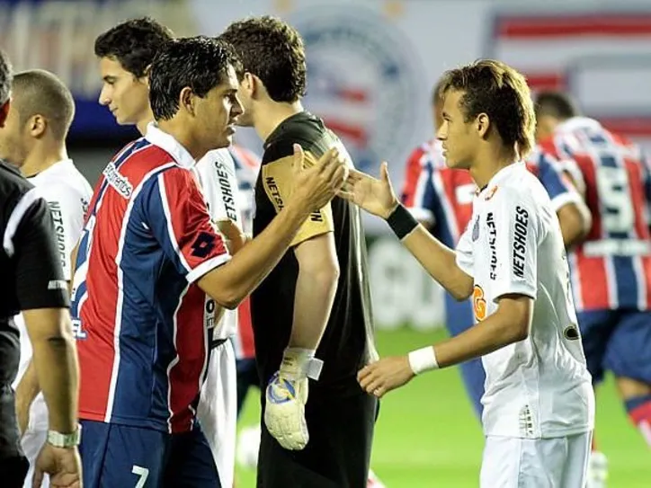 Neymar marcou gol em vitória sobre o Bahia no Brasileirão de 2011, em Pituaçu, em Salvador (BA)