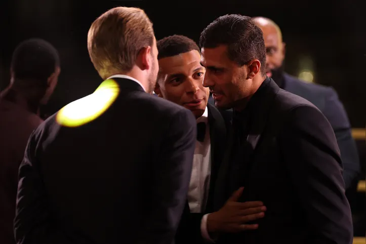 Harry Kane conversa com Mbappé e Rodri na cerimônia de premiação da Bola de Ouro