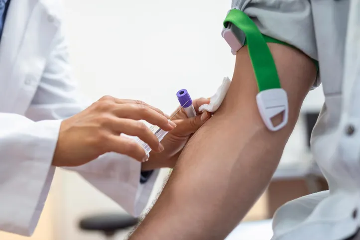 Pessoa doando sangue