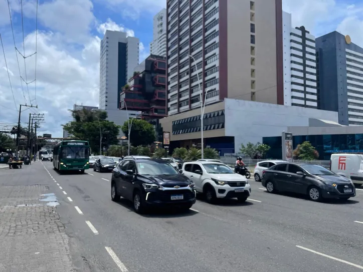 Trânsito no local permanece lento, na região do shopping Sumaré