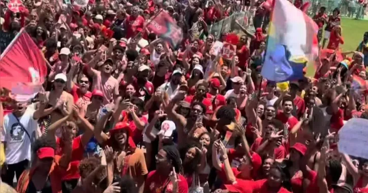 Manifestação pró-Lula no Fraol da Barra