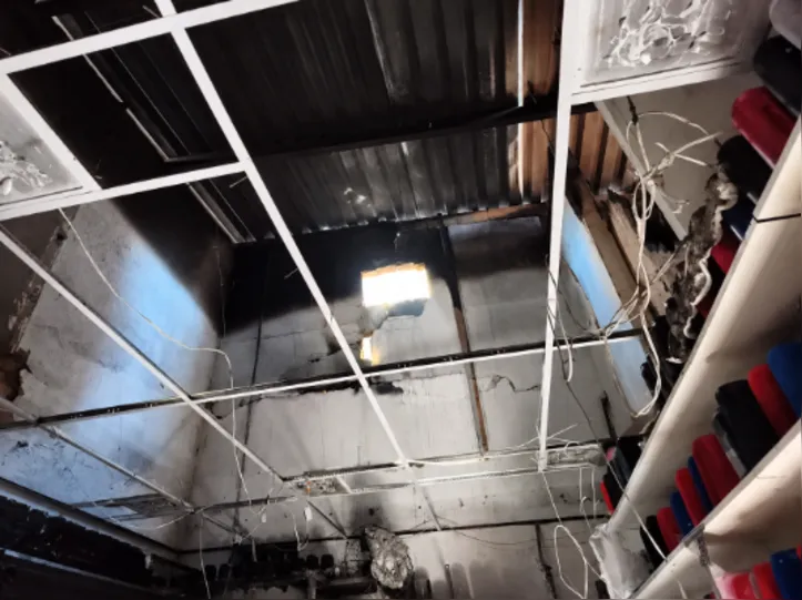 Fogo deixou estrutura totalmente danificada