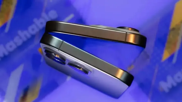 Imagem renderizada mostra como pode ser o visual do iPhone Fold sendo aberto