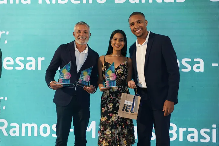 A estagiária premiada Maria Julia ao lado de seu supervisor Tadeu Ferret e de Afonso Almeida do IEL (Wilson Sabadin)