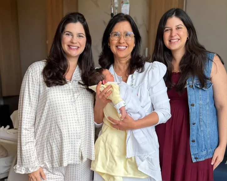 Juliana e Tais com a Dra. Luciana e a pequena Isabella, em um registro cheio de ternura