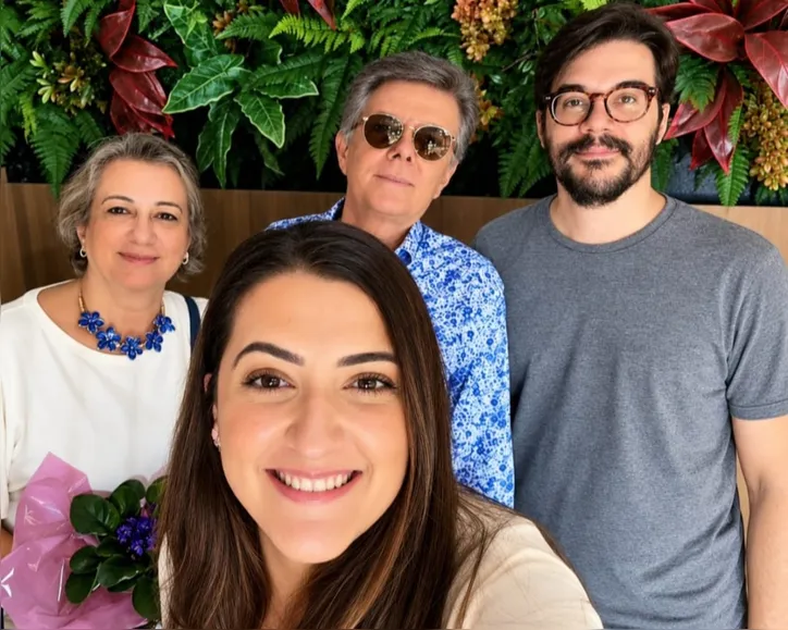 Márcia e Sílvio, com os filhos Carina e Carlos, celebram cinco décadas de amor e uma linda história