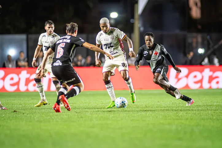 Vitória perdeu para o Vasco com um homem a mais