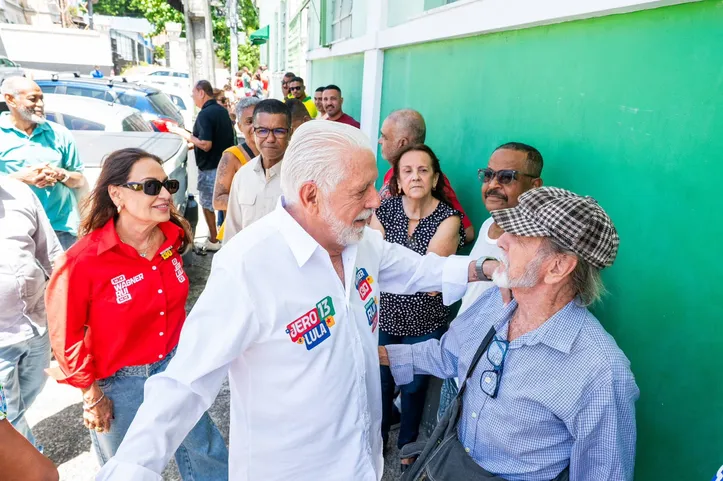 Imagem ilustrativa da imagem Jaques Wagner vota em Salvador e diz ter ‘segurança’ de vitória em 1º turno na Bahia