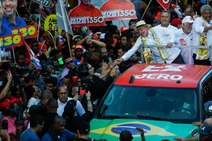 Lula participa em uma caminhada no bairro Liberdade em Salvador ao lado do candidato a governador Jeronimo Rodrigues.