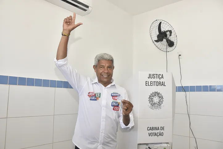 PORTAIS/MASSA/POLÍTICA, ELEIÇÕES 2026.Na foto Chegada do Governador Jerônimo Rodrigues para votar no colégio Luiz Viana, com autoridades presentes. 
Repórter Cássio Moreira. 
Foto José Simões/Ag A TARDE. 
Data:04/10/26.