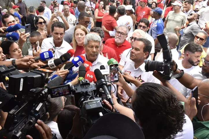 Jerônimo Rodrigues fala com a imprensa