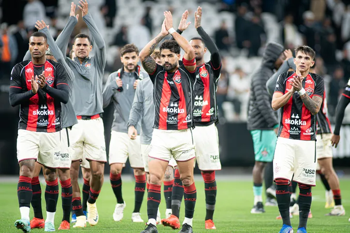 Jogadores do Vitória celebram torcida presente na Neo Química Arena
