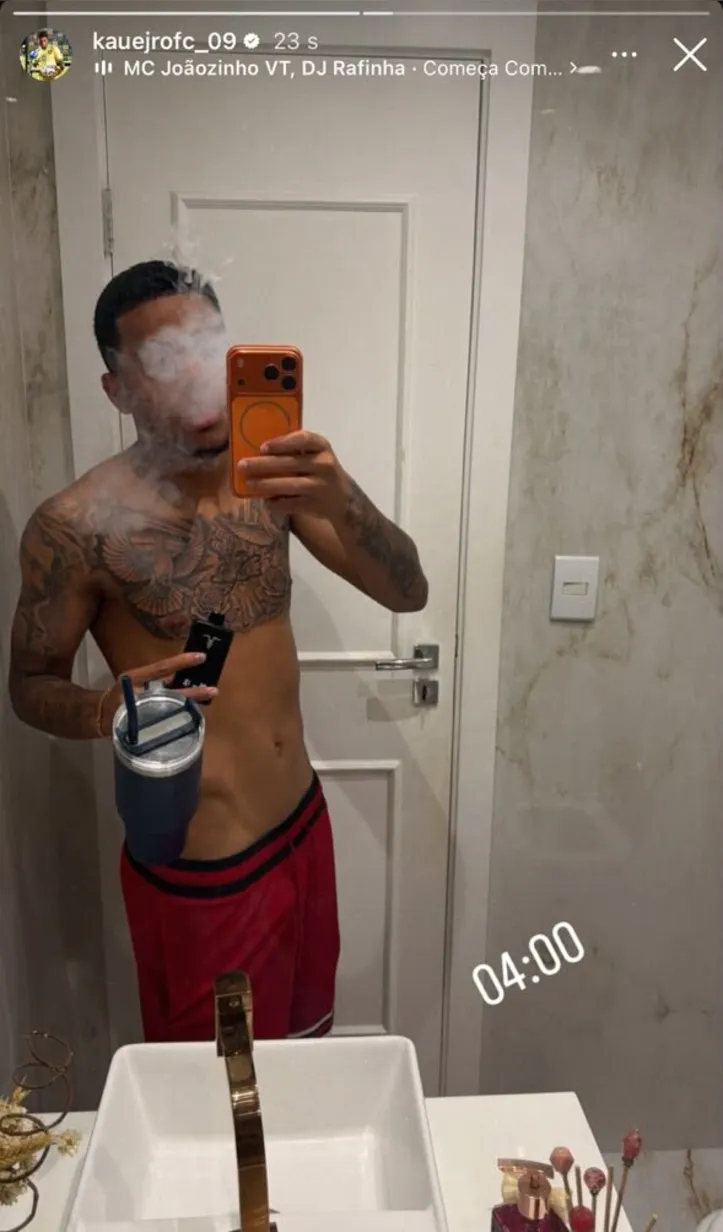 Foto teria sido publicada no perfil oficial do jogador e mostra o atleta com um cigarro eletrônico durante a madrugada