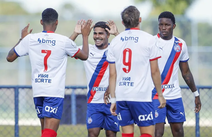 Jogadores do Bahia, incluindo Dell e Ruan Pablo, comemorando gol