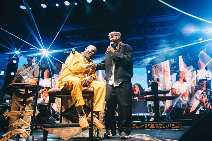 Lazzo Matumbi e BaianaSystem juntos durante a gravação do audiovisual