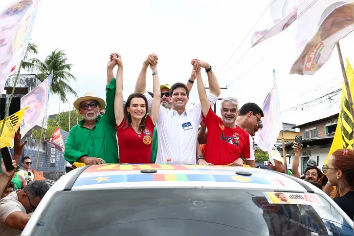 João Campos em ato de campanha com Marília Arraes