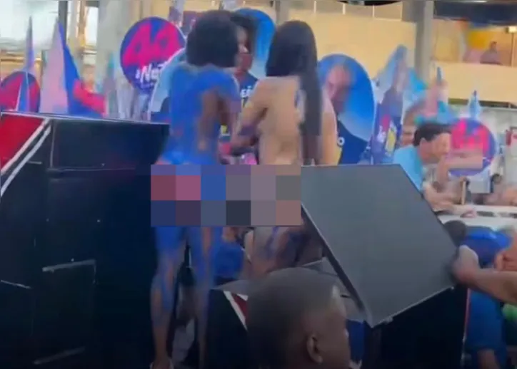 Mulheres seminuas foram vistas em carreata da oposição