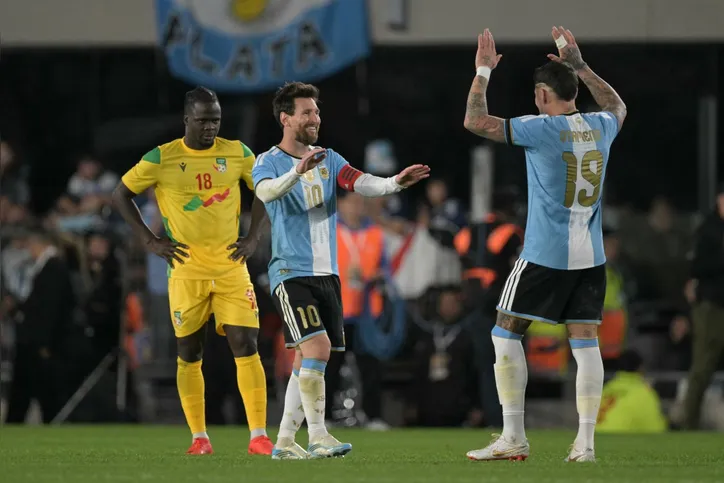 Messi comemora gol com Otamendi