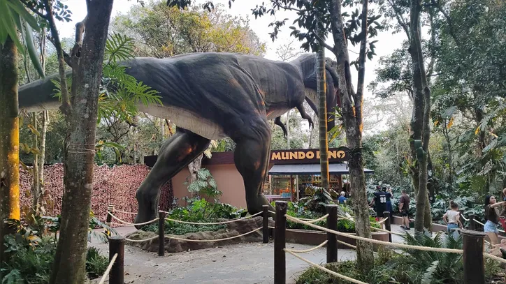 Mundo Dino conta com mais de 20 réplicas de dinossauros, alguns com movimentos e sons