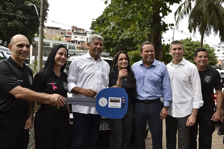 Governador Jerônimo Rodrigues em entrega de viaturas ao DPT
