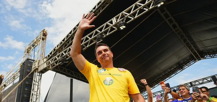 Imagem ilustrativa da imagem Lula e Flávio Bolsonaro miram interior baiano na reta final da campanha