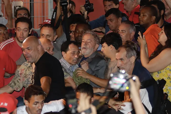 Lula deixou a sede do Sindicato dos Metalúrgicos do ABC, em São Bernardo do Campo (SP), para se entregar à Polícia Federal