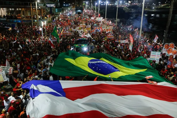 Apoiadores formaram "mar vermelho" no circuito Ondina-Barra
