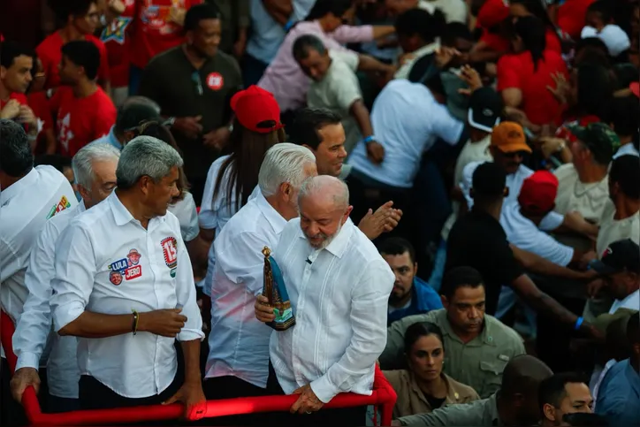 Lula com a imagem de Nossa Senhora da Aparecida