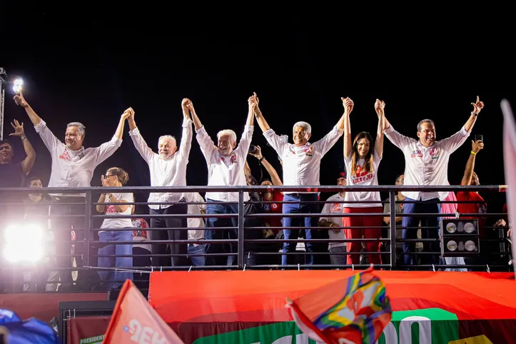 Lula foi acompanhado pela chapa majoritária da Bahia