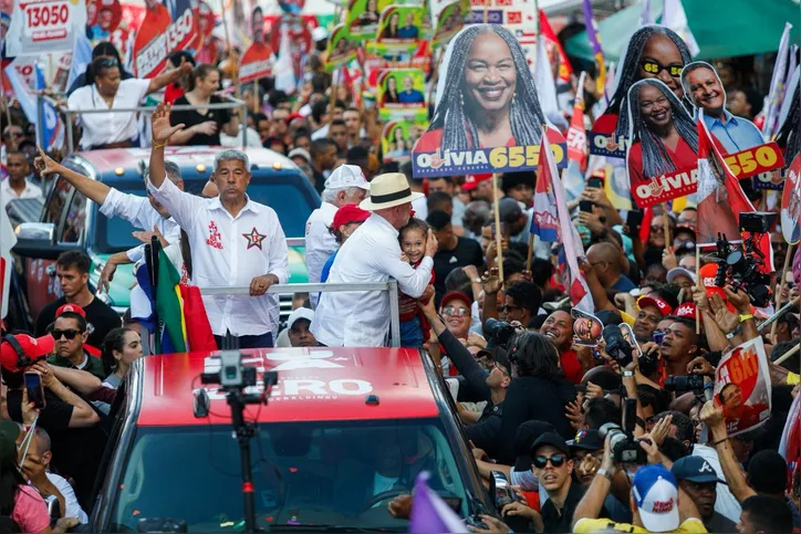 Lula ficou próximo da população durante o trajeto
