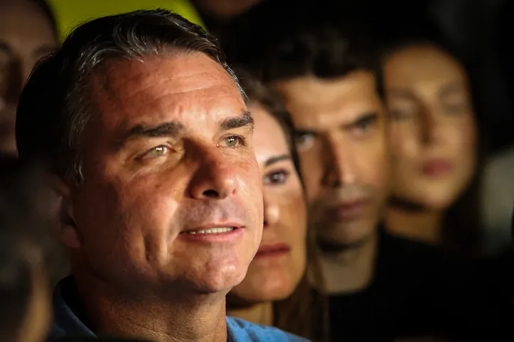 Flávio Bolsonaro disputa segundo turno com Lula